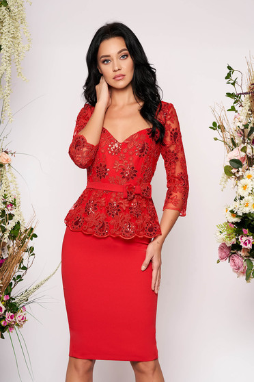 Rochie rosie midi de ocazie tip creion cu maneci trei-sferturi cu aplicatii cu paiete cu decolteu in v