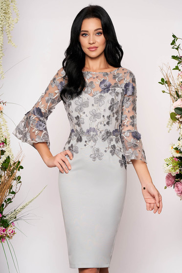 Rochie gri midi de ocazie tip creion cu maneci trei-sferturi tip clopot si aplicatii cu dantela si paiete