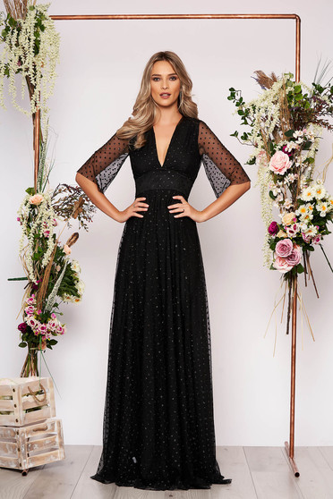 Rochie neagra lunga de ocazie in clos din tul cu decolteu adanc cu maneci trei-sferturi largi si transparente cu buline