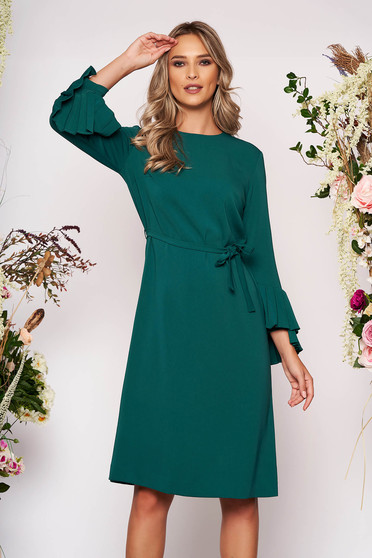 Rochie verde midi eleganta cu un croi drept din stofa cu maneci lungi decolteu la baza gatului si cordon detasabil