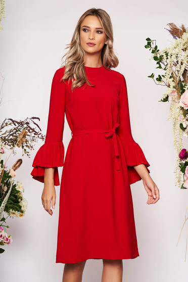 Rochie rosie midi eleganta cu un croi drept din stofa cu maneci lungi decolteu la baza gatului si cordon detasabil