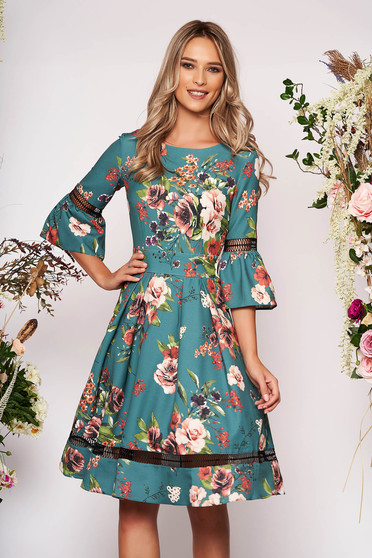 Rochie LaDonna verde de ocazie in clos cu maneci clopot decolteu la baza gatului cu imprimeu floral
