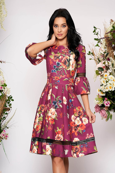 Rochie LaDonna mov de ocazie in clos cu maneci clopot decolteu la baza gatului cu imprimeu floral