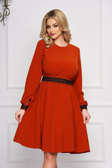 Rochie StarShinerS caramizie eleganta in clos din stofa neelastica accesorizata cu cordon cu insertii de broderie