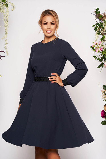 Rochie StarShinerS albastru-inchis eleganta in clos din stofa neelastica accesorizata cu cordon cu insertii de broderie