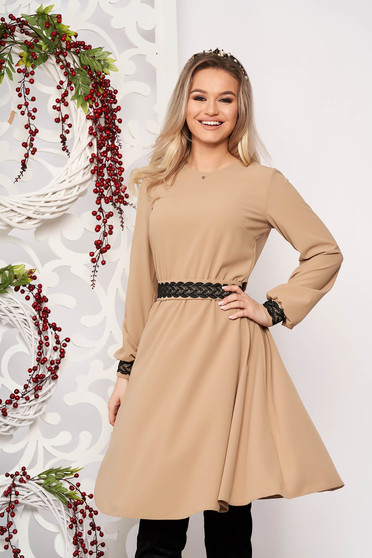 Rochie StarShinerS cappuccino eleganta in clos din stofa neelastica accesorizata cu cordon cu insertii de broderie