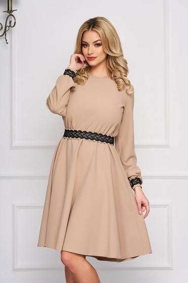 Rochie StarShinerS cappuccino eleganta in clos din stofa neelastica accesorizata cu cordon cu insertii de broderie