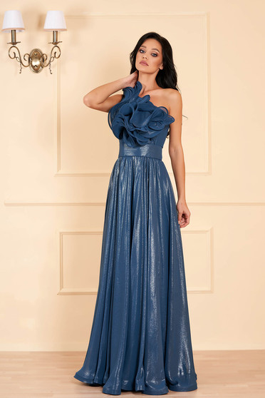 Rochie Ana Radu turcoaz de ocazie in clos din material lucios volanase pe linia decolteului accesorizata cu cordon