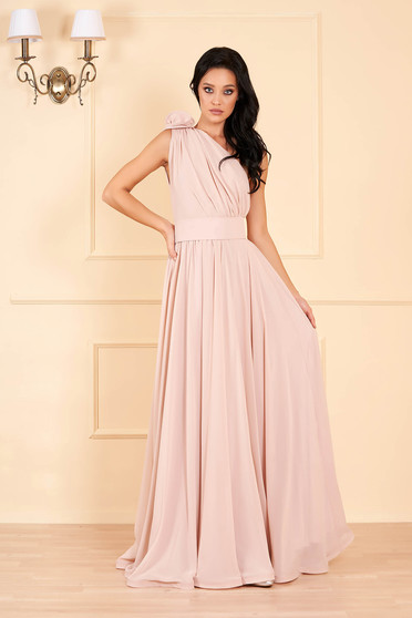 Rochie Ana Radu crem de lux in clos din voal pe umar cu aplicatii florale accesorizata cu cordon