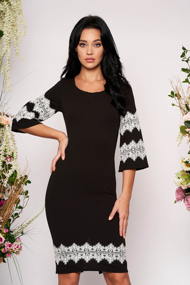 Rochie neagra scurta eleganta tip creion cu maneci trei-sferturi tip clopot cu aplicatii de dantela si decolteu rotunjit