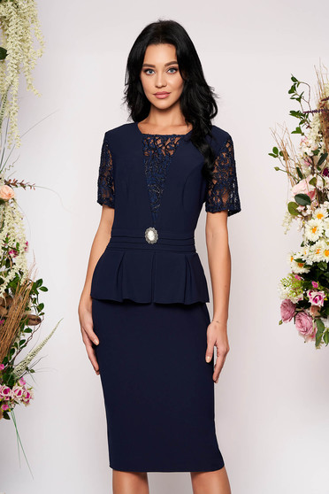 Rochie albastru-inchis midi de ocazie tip creion din stofa si dantela cu maneci scurte accesorizata cu brosa
