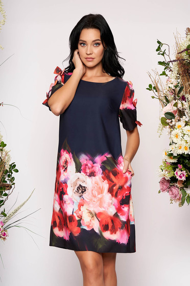 Rochie albastru-inchis scurta de zi din scuba cu croi larg cu buzunare cu decolteu rotunjit si imprimeu floral