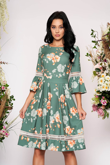Rochie LaDonna verde-deschis de ocazie in clos cu maneci clopot decolteu la baza gatului cu imprimeu floral