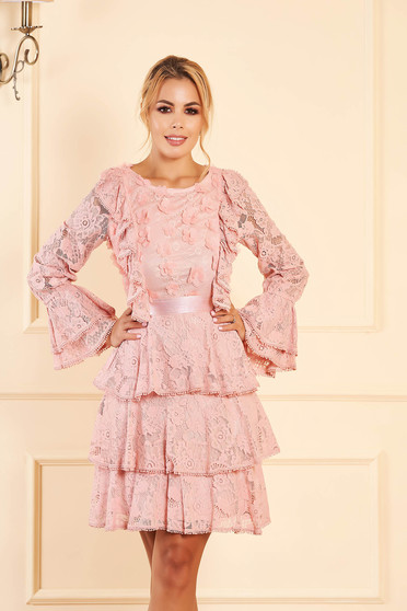 Rochie SunShine roz deschis scurta de ocazie din dantela cu maneci clopot cu maneci lungi decolteu la baza gatului