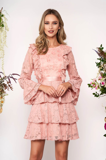 Rochie SunShine roz deschis scurta de ocazie din dantela cu maneci clopot cu maneci lungi decolteu la baza gatului
