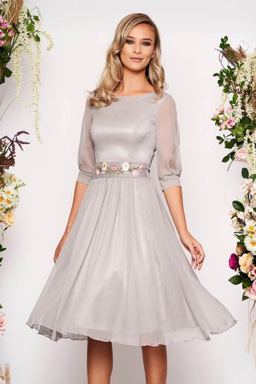 Rochie StarShinerS gri midi de ocazie in clos din material vaporos cu maneci trei-sferturi cu decolteu rotunjit si cordon detasabil