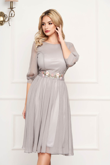 Rochie StarShinerS gri midi de ocazie in clos din material vaporos cu maneci trei-sferturi cu decolteu rotunjit si cordon detasabil