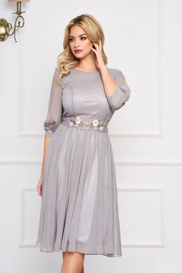 Rochie StarShinerS gri midi de ocazie in clos din material vaporos cu maneci trei-sferturi cu decolteu rotunjit si cordon detasabil