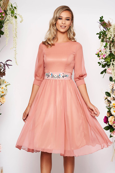 Rochie StarShinerS roz prafuit midi de ocazie in clos din material vaporos cu maneci trei-sferturi cu decolteu rotunjit si cordon detasabil