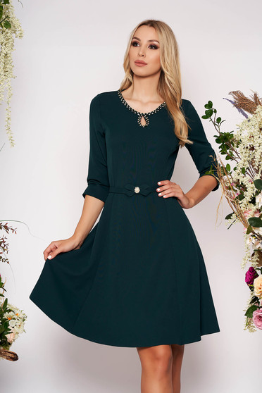 Rochie verde-inchis eleganta in clos din material fin la atingere detalii handmade cu accesoriu tip curea