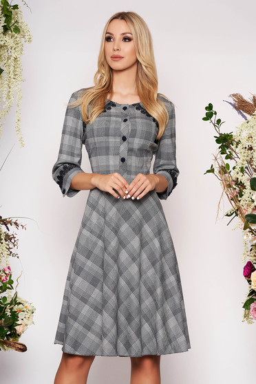 Rochie gri midi eleganta in clos din stofa subtire cu maneci trei-sferturi fara captuseala in carouri