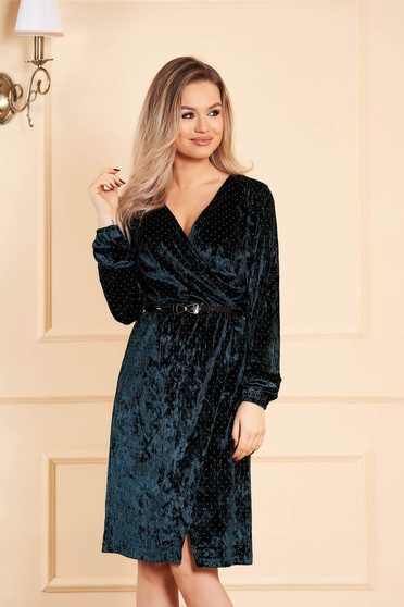 Rochie StarShinerS verde de ocazie cu decolteu petrecut cu maneci lungi din catifea cu aplicatii cu pietre strass si cu accesoriu tip curea