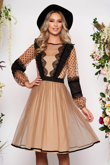 Rochie LaDonna crem midi eleganta in clos din voal cu maneci lungi prinse in elastic cu volanase si buline