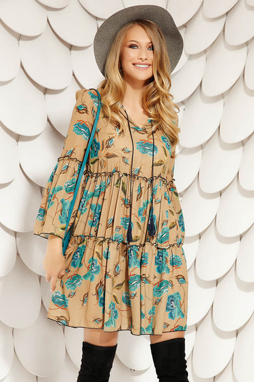 Rochie Fofy maro scurta de zi cu croi larg din material vaporos cu maneci lungi tip clopot si imprimeu floral
