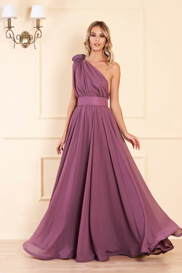 Rochie Ana Radu mov deschis de lux lunga pe umar in clos din voal accesorizata cu cordon