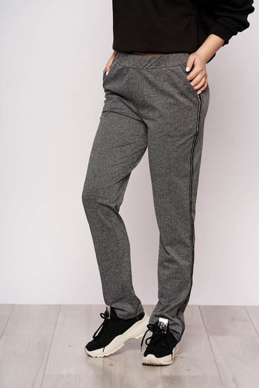 Pantaloni Top Secret negri casual din material usor elastic cu un croi drept si talie medie