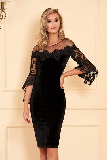 Rochie neagra de ocazie cu un croi mulat din catifea din dantela cu aplicatii cu margele