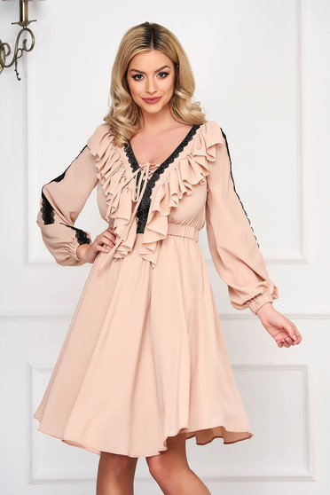 Rochie LaDonna crem eleganta din voal in clos cu decolteu in v si aplicatii de dantela