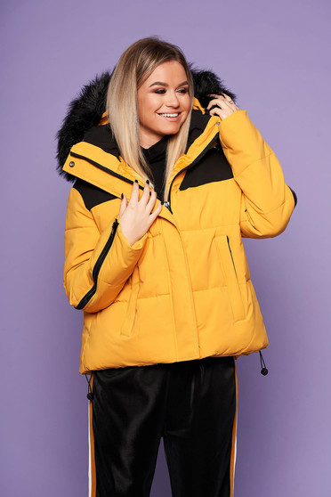 Geaca SunShine mustarie oversized casual din material matlasat cu croi larg cu gluga nedetasabila cu insertii cu blana ecologica