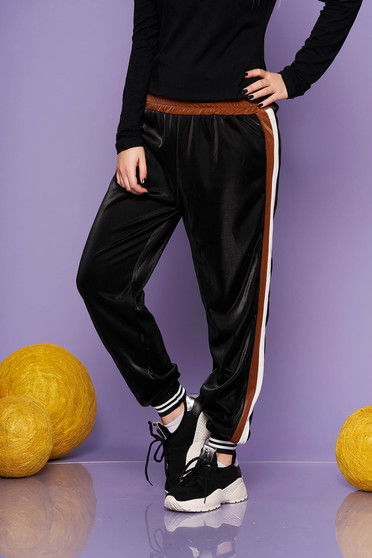 Pantaloni SunShine maro casual din material lucios cu elastic in talie
