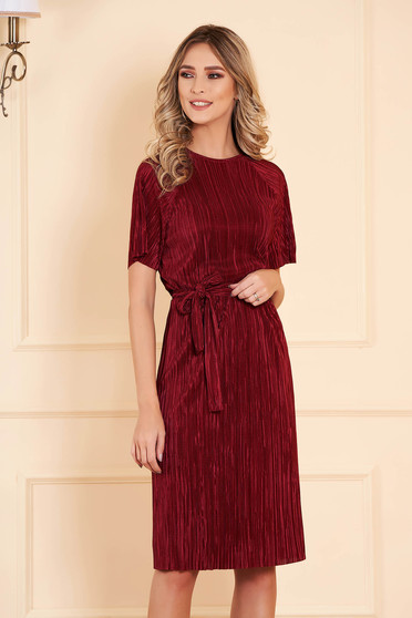 Rochie StarShinerS visinie midi cu un croi drept din catifea accesorizata cu cordon cu maneci trei-sferturi