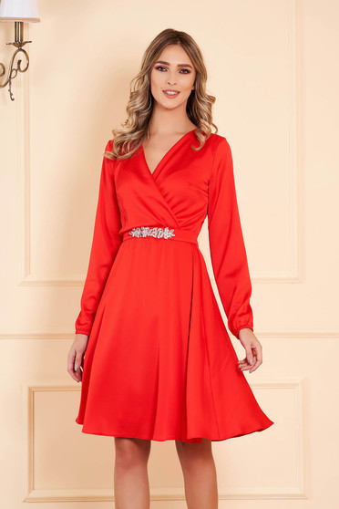 Rochie rosie StarShinerS midi de ocazie din voal in clos cu decolteu in v cu maneci lungi accesorizata cu pietre stras handmade