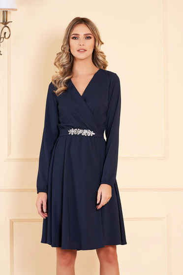 Rochie albastru-inchis StarShinerS midi de ocazie din voal in clos cu decolteu in v cu maneci lungi accesorizata cu pietre stras handmade