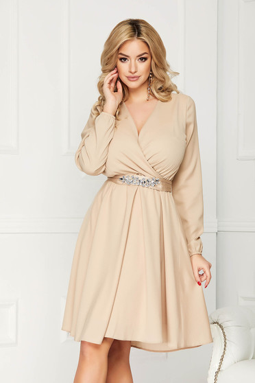 Rochie StarShinerS crem midi de ocazie din voal in clos cu decolteu in v cu maneci lungi accesorizata cu pietre stras detalii handmade