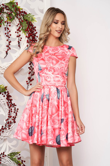 Rochie Artista roz de ocazie in clos din material satinat captusita pe interior
