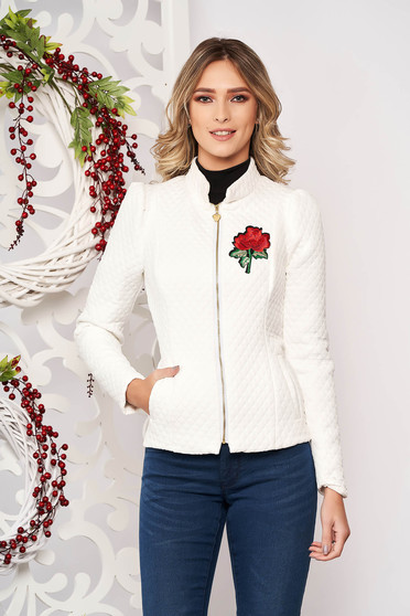 Geaca Artista alba scurta din material matlasat cu broderie aplicata manual cu maneci lungi cu buzunare accesorizata cu fermoar
