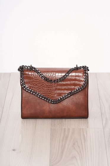 Geanta dama SunShine maro-inchis din imitatie de piele de sarpe cu maner lung tip lantisor accesorizata cu fermoar