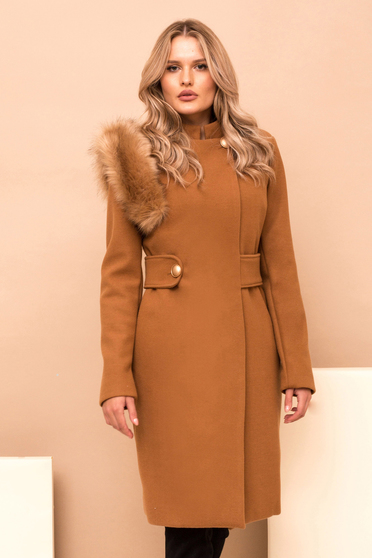 Palton PrettyGirl maro din stofa cu insertii cu blana ecologica accesorizat cu cordon