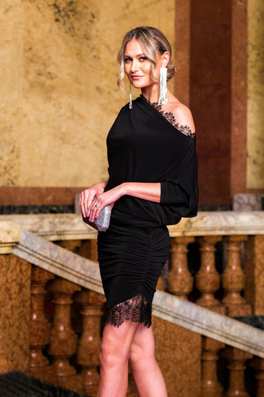 Rochie PrettyGirl neagra de ocazie din catifea cu aplicatii de dantela tip creion asimetrica cu maneca 3/4