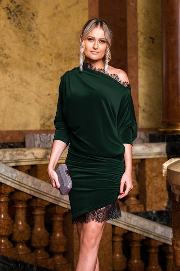 Rochie PrettyGirl verde de ocazie din catifea cu aplicatii de dantela tip creion asimetrica cu maneca 3/4