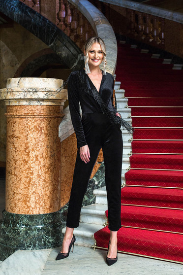 Salopeta PrettyGirl neagra de ocazie din catifea decolteu petrecut in v si maneci lungi