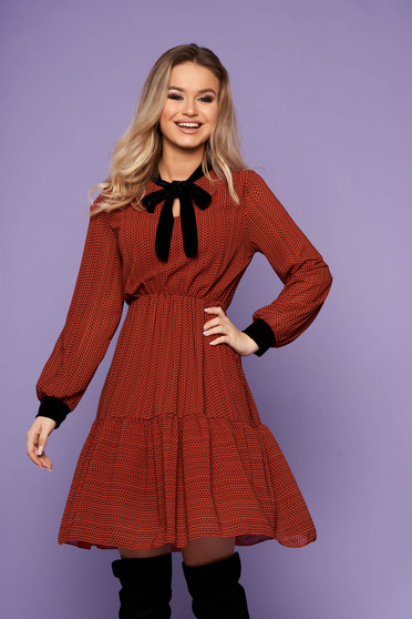 Rochie SunShine caramizie eleganta scurta in clos cu maneci lungi cu elastic in talie si aplicatii de catifea