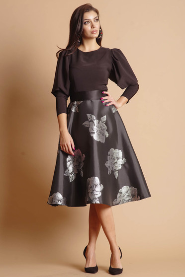 Rochie Artista argintie in clos de ocazie cu broderie florala cu maneci lungi accesorizata cu cordon si captuseala scurta sub fusta