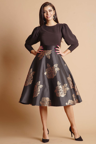 Rochie Artista caramizie in clos de ocazie cu broderie florala cu maneci lungi accesorizata cu cordon si captuseala scurta sub fusta