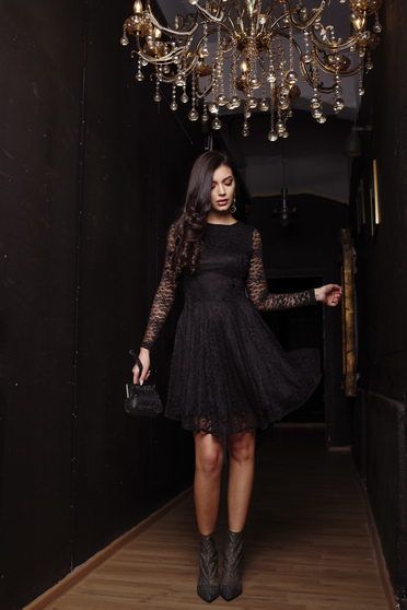 Rochie Artista neagra de ocazie in clos din dantela elastica captusita pe interior cu maneci lungi din dantela