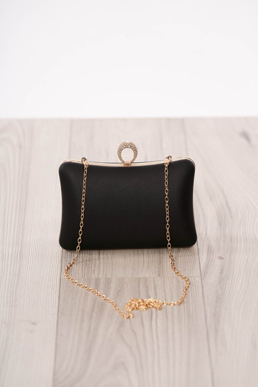 Geanta dama neagra de ocazie din piele ecologica cu maner lung tip lantisor accesorizata cu o catarama